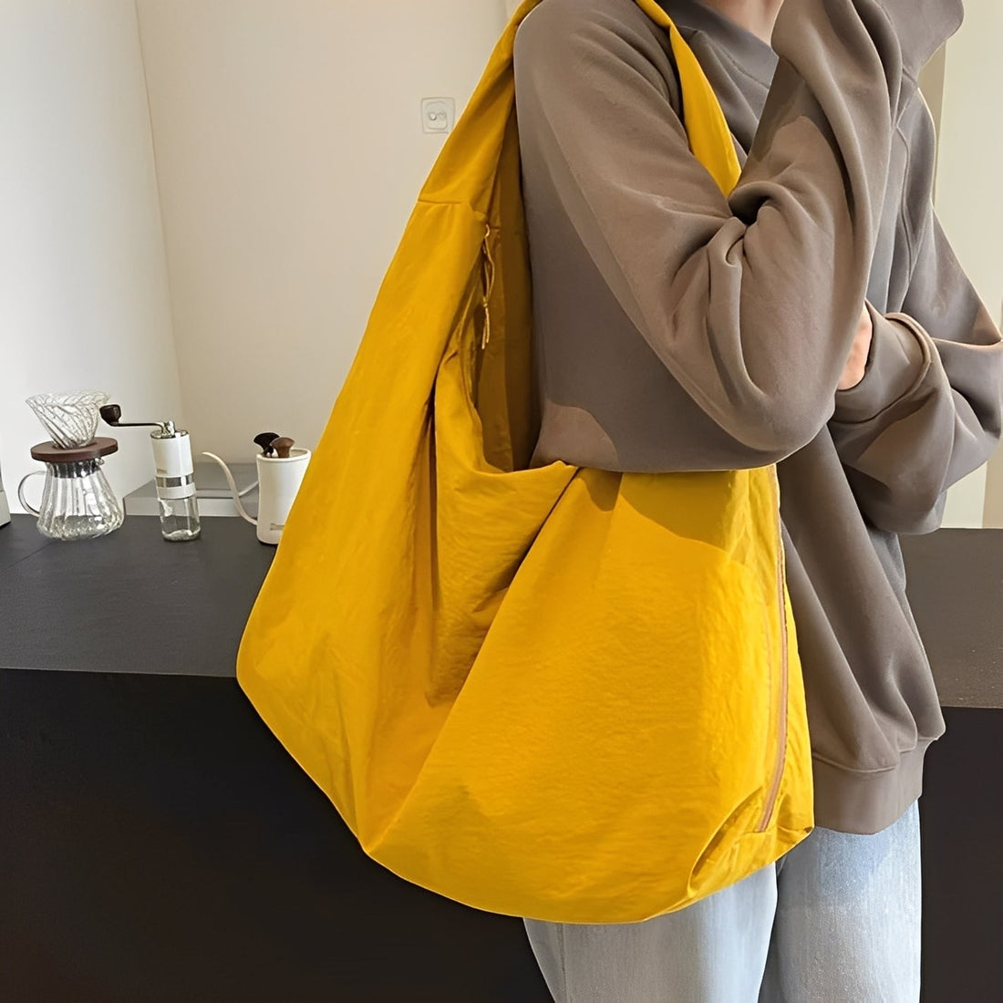 Geräumige, entspannte Damenschultertasche — Vayrani — Farbe Gelb