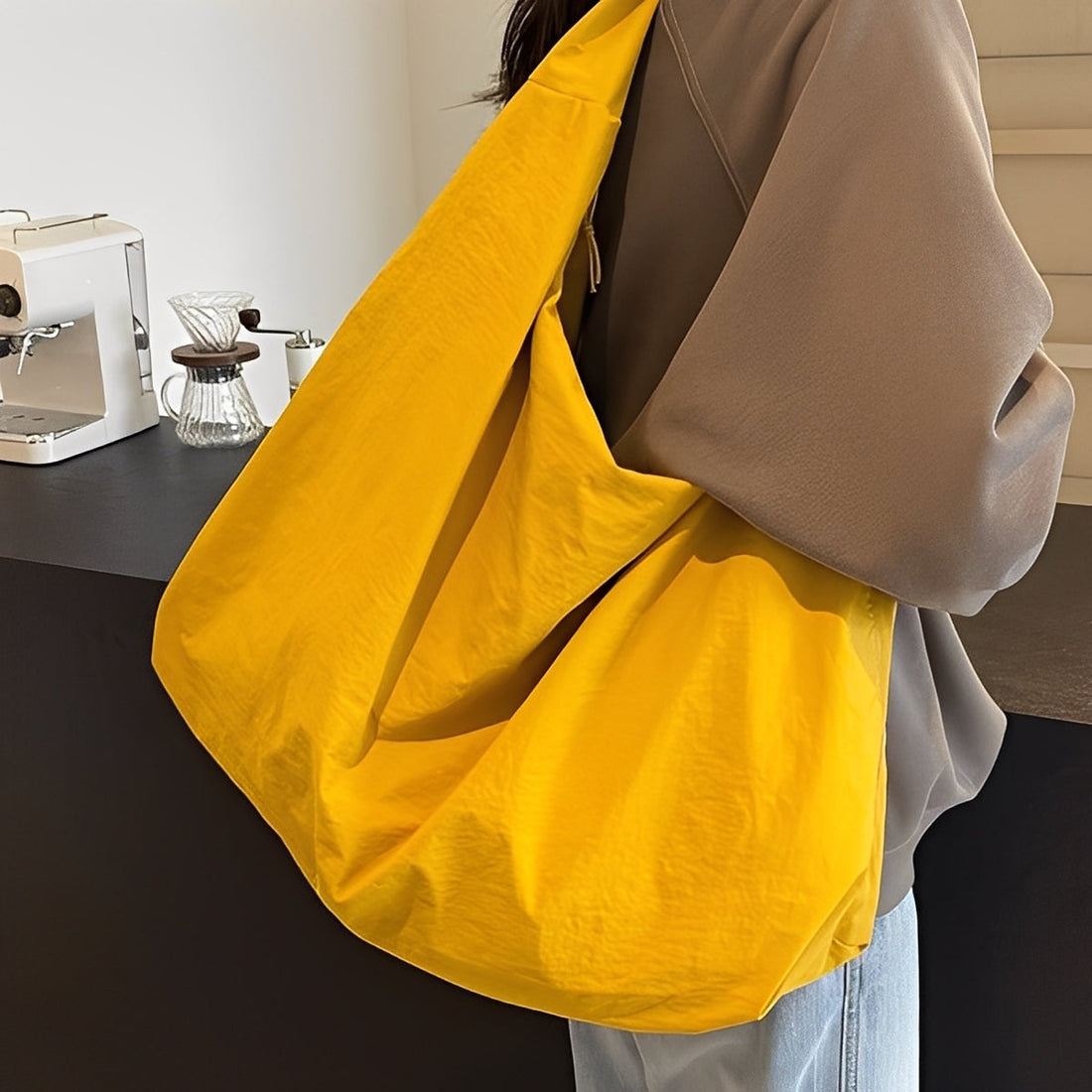 Geräumige, entspannte Damenschultertasche — Vayrani — Farbe Gelb