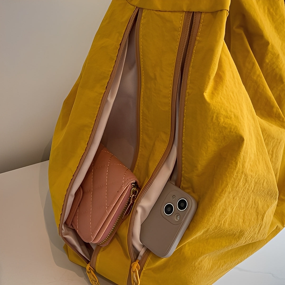 Geräumige, entspannte Damenschultertasche — Vayrani — Ansicht 3 — Farbe Gelb