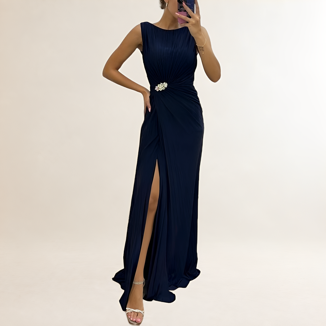 Damen Abend-Maxikleid mit Plissee, ärmellos, Rundhals, gedrehter Taillenakzent mit Brosche und Seitenschlitz