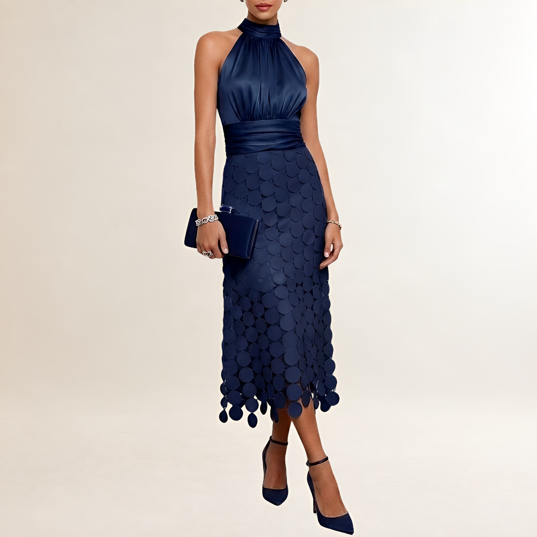 Damen Kleid Halterhals mit Raffung – ärmellos, weite Taillengürtel, Midi-Kleid mit Kreisapplikationen und welligem Saum
