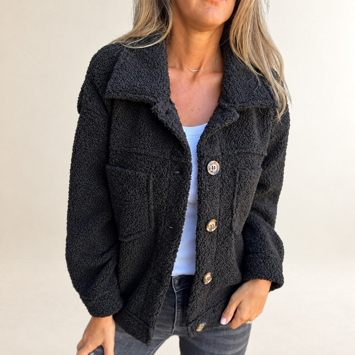 Damen Kurzjacke - Knopfverschluss vorne, strukturierte Oberfläche, breiter Reverskragen, zwei aufgesetzte Taschen, lockerer kastiger Schnitt