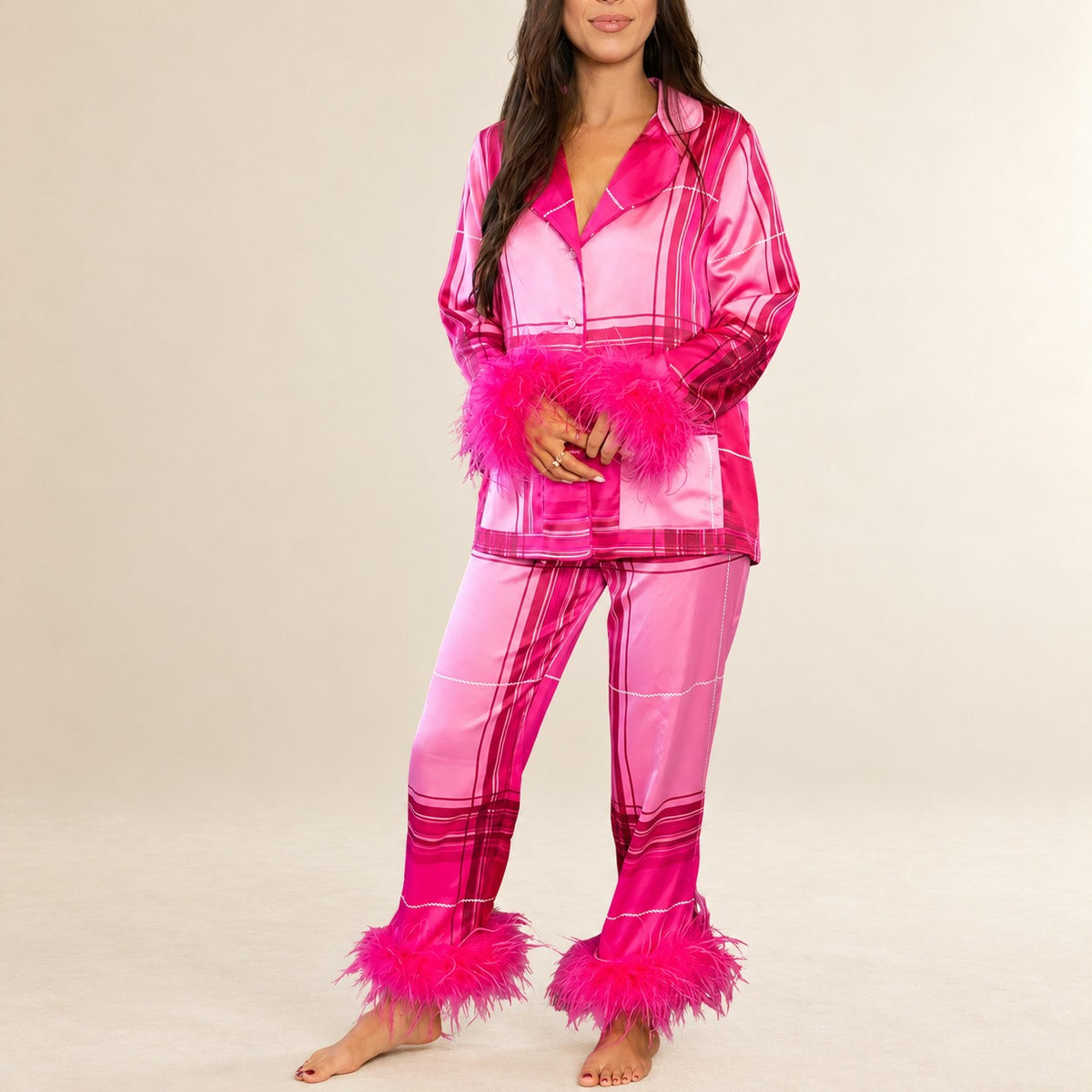 Damen Pyjama-Set: Langarm-Oberteil mit Knopfleiste und Notched-Kragen, Federbesatz an den Bündchen; lockere Hose mit Elastbund und geradem Bein,