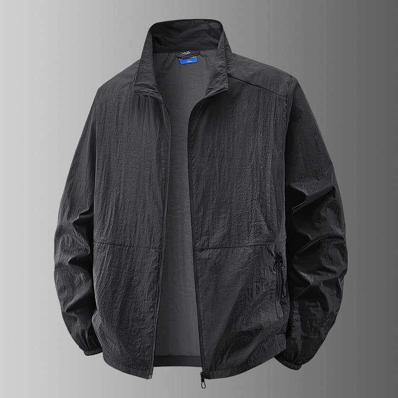Herren Leichtjacke mit voller Reißverschlussöffnung, Stehkragen, gerader Schnitt, elastische Bündchen und Reißverschluss-Taschen