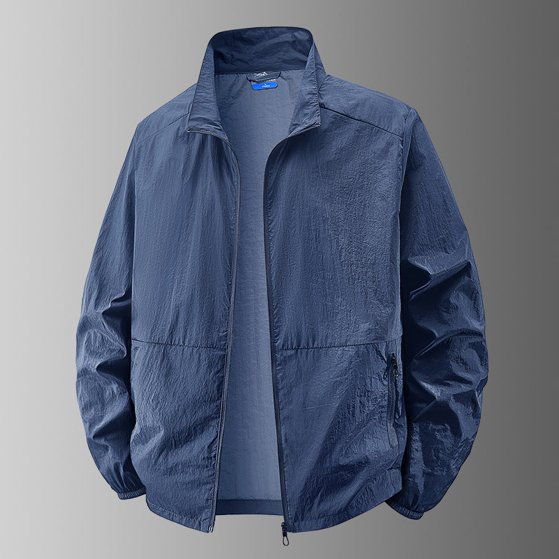 Herren Leichtjacke mit voller Reißverschlussöffnung, Stehkragen, gerader Schnitt, elastische Bündchen und Reißverschluss-Taschen