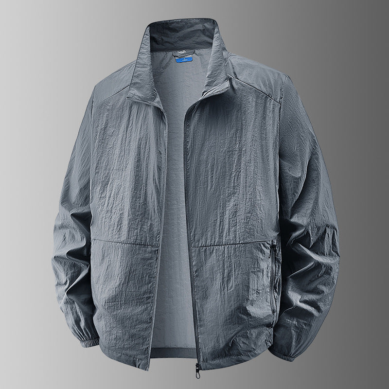 Herren Leichtjacke mit voller Reißverschlussöffnung, Stehkragen, gerader Schnitt, elastische Bündchen und Reißverschluss-Taschen