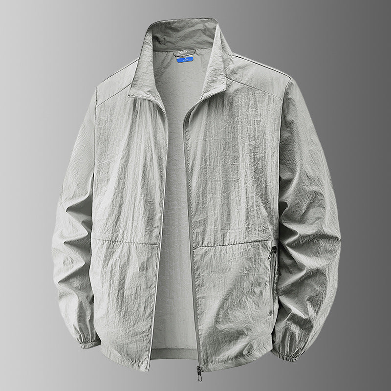Herren Leichtjacke mit voller Reißverschlussöffnung, Stehkragen, gerader Schnitt, elastische Bündchen und Reißverschluss-Taschen