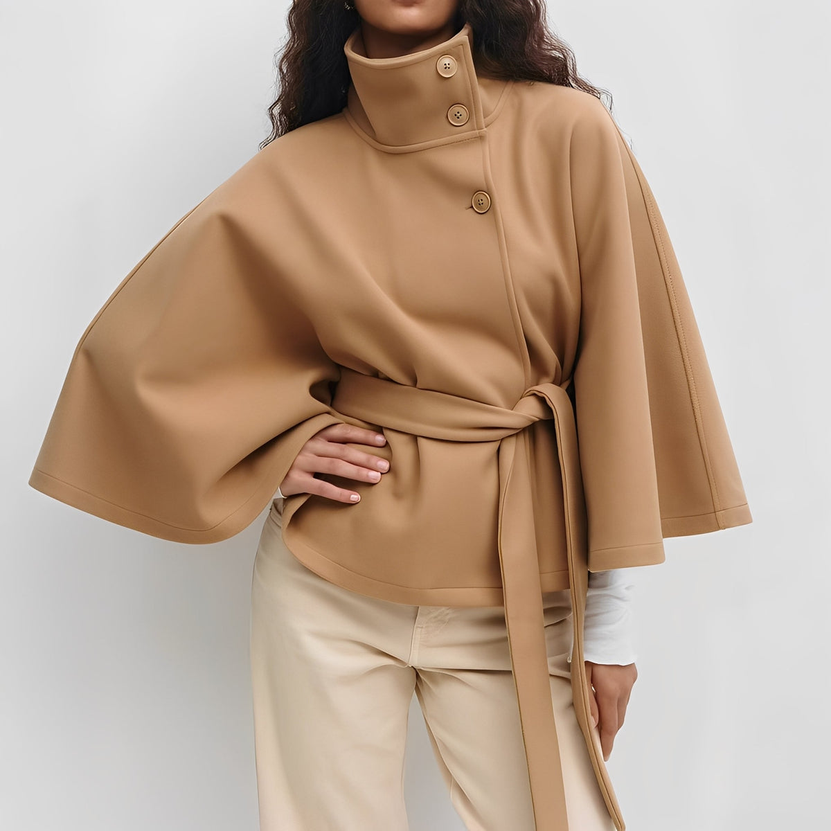 Damen-Jacke für die Übergangszeit im Cape-Design mit Gürtel, Stehkragen und Knöpfen – Lockerer Schnitt