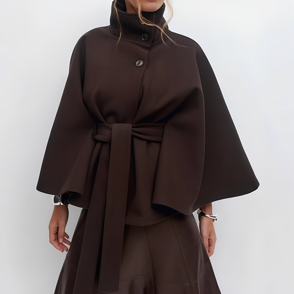 Damen-Jacke für die Übergangszeit im Cape-Design mit Gürtel, Stehkragen und Knöpfen – Lockerer Schnitt