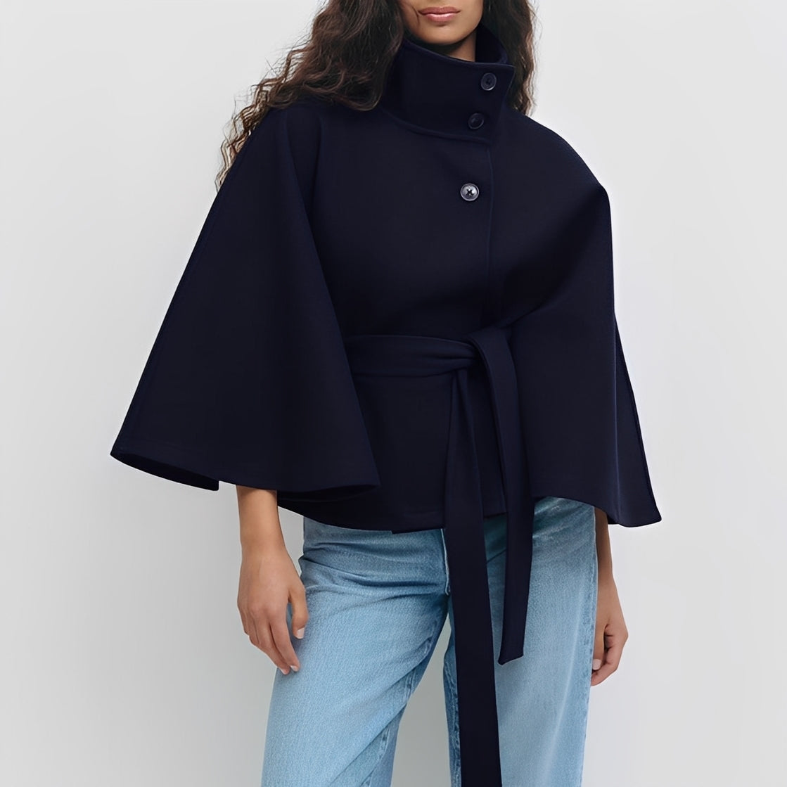 Damen-Jacke für die Übergangszeit im Cape-Design mit Gürtel, Stehkragen und Knöpfen – Lockerer Schnitt